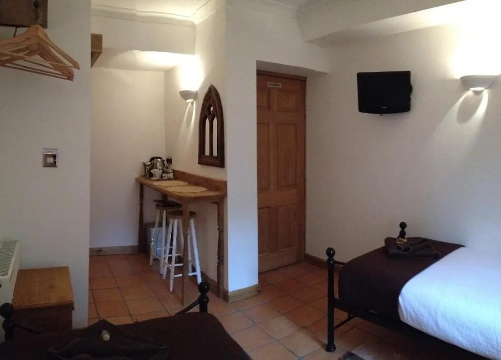 Tanglewood Gatwick Bed & Breakfast Crawley  Crawley (West Sussex)